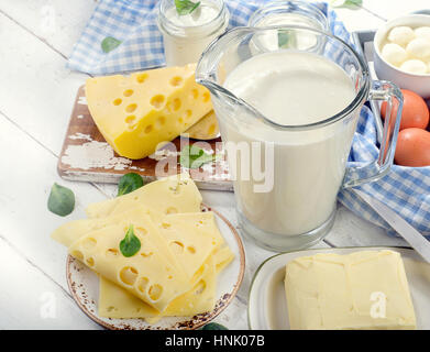 Eingestellt von frischen Milchprodukten auf einem weißen Holztisch Stockfoto