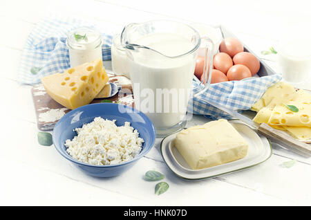 Frische Milchprodukte auf weißer Holztisch. Stockfoto