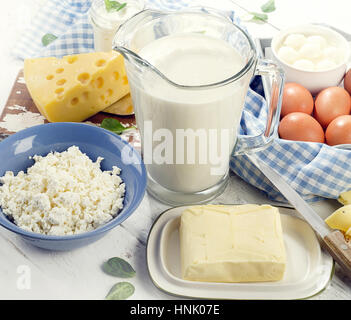 Frische Milchprodukte auf einem weißen Holztisch. Stockfoto