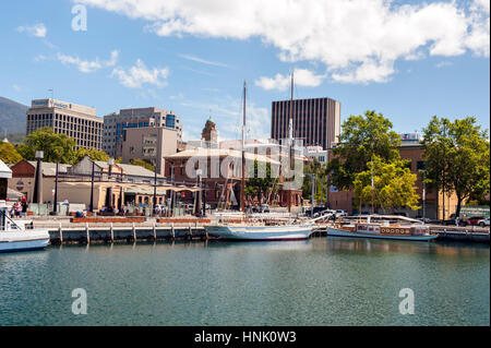 Yachten und der Stadt Hobart aus Constitution Dock gesehen, Tasmanien. Stockfoto