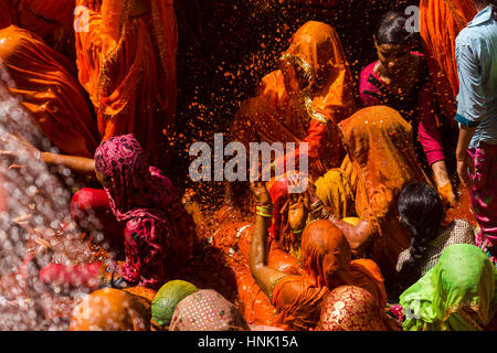 Frauen spielen mit gefärbtem Wasser. Huranga Festival, Dauji Tempel, Baldeo, Mathura, Uttar Pradesh, Indien Stockfoto