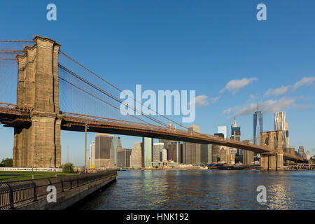 Die Innenstadt von Manhattan und Brooklyn Bridge Skyline Blick vom Brooklyn Bridge Park. August 2016. New York City, Vereinigte Staaten von Amerika Stockfoto