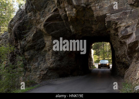 Auto der Eisen-Creek-Tunnel überqueren. September 2016. Custer State Park, South Dakota, USA Stockfoto