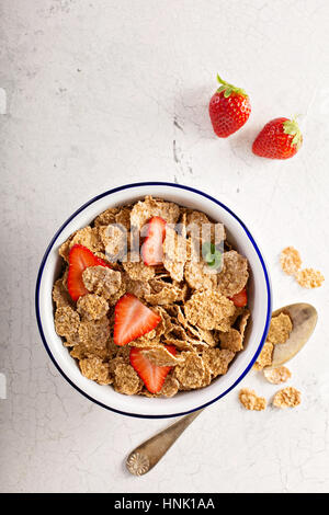 Mehrkorn Vollkorn gesundes Müsli mit frischen Beeren für Frühstück Overhead Schuss auf weiß Stockfoto