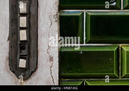 Alten Türklingeln und grüne Azulejos, traditionelle Keramikfliesen. Lissabon, Portugal Stockfoto