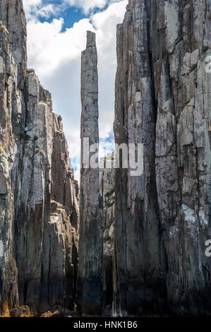 Die Totem Pole, ein dolerit Pol des Rock, als auf Pennicott der Wüste Reise Kreuzfahrt entlang der Küste der Tasman Halbinsel in Tasmanien gesehen Stockfoto