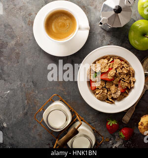 Mehrkorn Vollkorn gesundes Müsli mit frischen Strawberryfor Frühstück mit Exemplar über Kopf gedreht Stockfoto