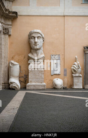 Rom. Italien. Bleibt der Kolossalstatue des Roman Emperor Constantine i., der große (ca. 272-74-337 n. Chr.), 313-324 n. Chr., Kapitolinischen Museen. Musei e Stockfoto