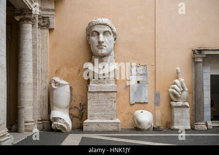 Rom. Italien. Bleibt der Kolossalstatue des Roman Emperor Constantine i., der große (ca. 272-74-337 n. Chr.), 313-324 n. Chr., Kapitolinischen Museen. Musei e Stockfoto