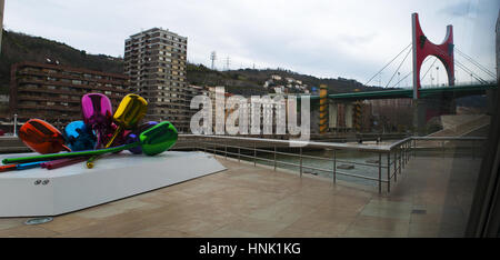 Die Tulpen, ein Bouquet von mehrfarbigen Ballon Blumen Skulptur des Künstlers Jeff Koons, befindet sich an der Außenseite des Guggenheim Museum Bilbao Stockfoto