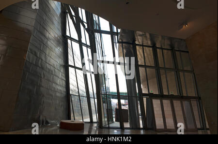 Baskisches Land, Spanien: das Interieur des Guggenheim Museum Bilbao, das Museum für moderne und zeitgenössische Kunst, entworfen von Architekt Frank Gehry Stockfoto