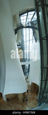 Baskisches Land, Spanien: das Interieur des Guggenheim Museum Bilbao, das Museum für moderne und zeitgenössische Kunst, entworfen von Architekt Frank Gehry Stockfoto