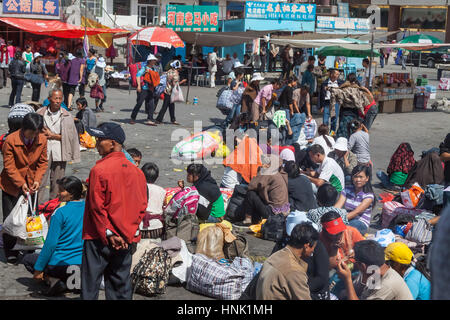 Menschen vor dem Turpan Bahnhof. Xinjiang Autonome Region, China. Stockfoto