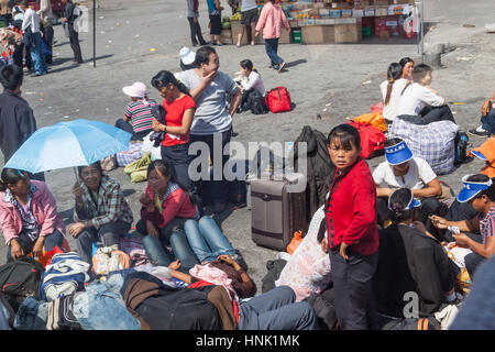 Menschen vor dem Turpan Bahnhof. Xinjiang Autonome Region, China. Stockfoto