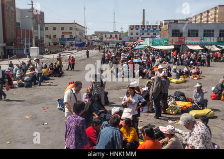 Menschen vor dem Turpan Bahnhof. Xinjiang Autonome Region, China. Stockfoto