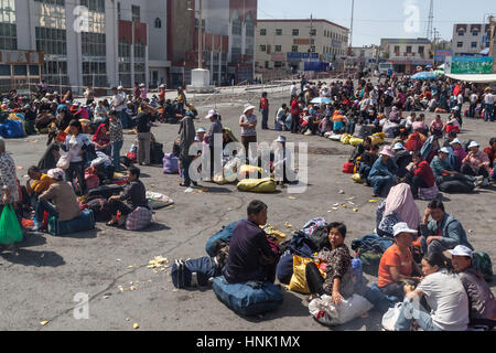 Menschen vor dem Turpan Bahnhof. Xinjiang Autonome Region, China. Stockfoto