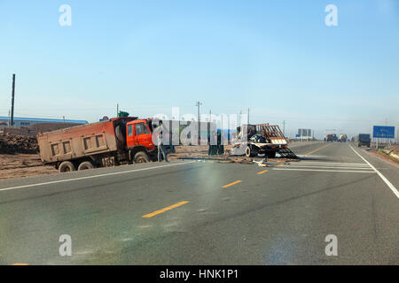 Verkehrsunfall auf der G 314. Aksu nach Kashgar, Autonome Region Xinjiang, China. Stockfoto