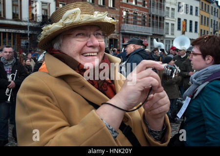 Ältere Frau fotografieren. Musik, Tanz, Party und Kostüme im Karneval von Binche. Antike und repräsentative Kulturereignis von Wallonien, Belgien. Stockfoto