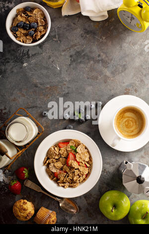 Mehrkorn Vollkorn gesundes Müsli mit frischen Strawberryfor Frühstück mit Exemplar über Kopf gedreht Stockfoto