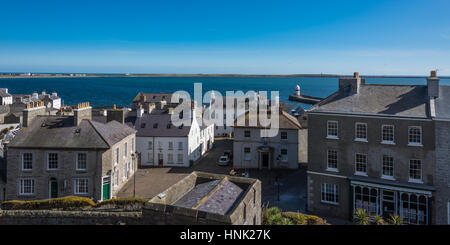 Castletown Bucht & Old House of Keys, von Castle Rushen betrachtet. Stockfoto