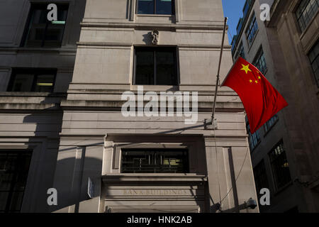 Die chinesische Nationalflagge hängen in der Sonne vom Hauptsitz der Bank of China, 13. Februar 2017, in der City of London, Großbritannien. Stockfoto