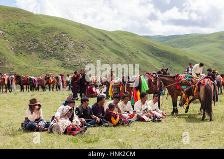 Lokalen Khampas Ethnien zu beteiligen, bei dem Manigango Pferdefest in der tibetischen Hochebene in Sichuan, China Stockfoto