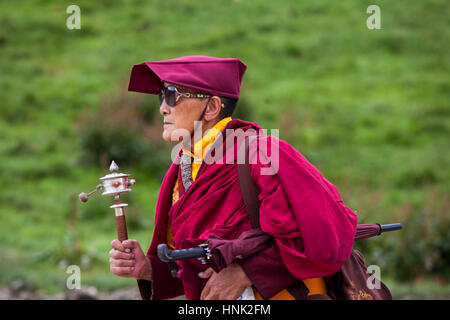 Nonnen und Mönche teilnehmen am Gebet Rituale auf tibetisch-buddhistischen Tagong Kloster. Stockfoto