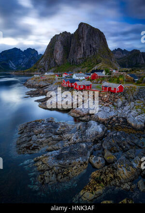 Die Fischerei Dorf von Hamnoy in der Inselgruppe der Lofoten, in Nord-Norwegen Stockfoto