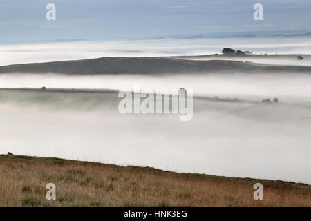 Der Hadrianswall: tiefliegende herbstlichen Nebel Atmosphäre verleiht die Ansicht vom Hotbank Felsen, Blick nach Süden in Richtung South Tyne und Allen Tälern Stockfoto