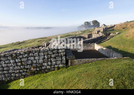 Der Hadrianswall: Housesteads Roman Fort - ein Wassertank, Winkel-Turm und die Latrinen mit jenseits der Ansicht im Südwesten Stockfoto