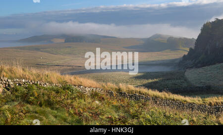 Der Hadrianswall: tiefliegende herbstlichen Nebel verdeckt den Blick auf die Nord-Ost von Nick (die Lücke, die Valley) zwischen Cuddy und Housesteads Klippen Stockfoto