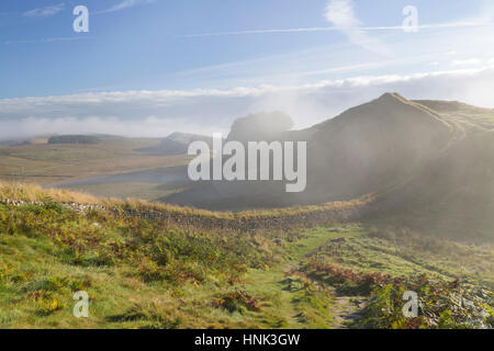 Der Hadrianswall: tiefliegende herbstlichen Nebel sammelt in Nick (die Lücke, die Valley) zwischen Cuddy die Felsen und Klippen Housesteads Stockfoto