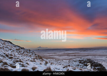 Der Hadrianswall: Blick nach Süden im Morgengrauen auf einem kalten, schneereichen Winter Morgen in Richtung Tal South Tyne und North Pennines, vom in der Nähe von Caw-Lücke Stockfoto