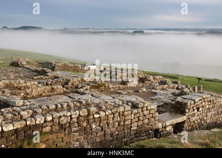 Der Hadrianswall, römisches Kastell Housesteads: suchen nach Südosten auf den Resten von der südwestlichen Ecke des Hauses der befehlshabende Offizier Stockfoto