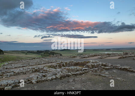 Der Hadrianswall, römisches Kastell Housesteads: der Blick über die Reste der eine Baracke Gebäude (Baracke 13) suchen nach Südosten im Morgengrauen Stockfoto