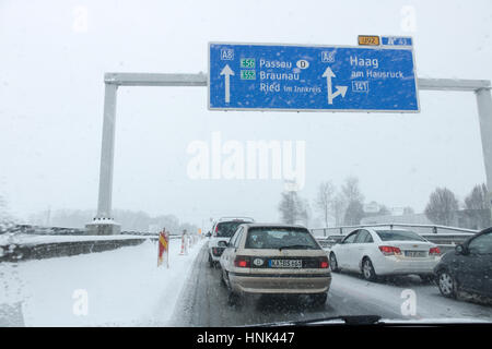 PASSAU, Österreich - 1. Januar 2017: Autos stehen im Stau auf der Autobahn Winter im Schnee, Autobahn A8. Stockfoto