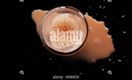 Heiße Schokolade trinken / heiße Schokolade, auch bekannt als heißer Kakao, Schokolade oder einfach nur Kakao zu trinken ist ein beheizter Getränk bestehend aus rasierte Schokolade Stockfoto