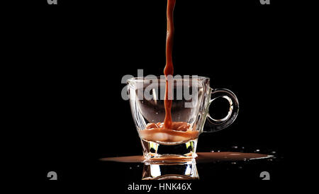 Heiße Schokolade trinken / heiße Schokolade, auch bekannt als heißer Kakao, Schokolade oder einfach nur Kakao zu trinken ist ein beheizter Getränk bestehend aus rasierte Schokolade Stockfoto