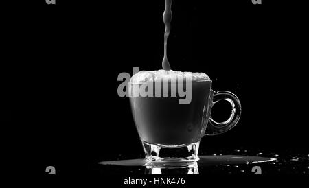 Heiße Schokolade trinken / heiße Schokolade, auch bekannt als heißer Kakao, Schokolade oder einfach nur Kakao zu trinken ist ein beheizter Getränk bestehend aus rasierte Schokolade Stockfoto