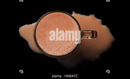 Heiße Schokolade trinken / heiße Schokolade, auch bekannt als heißer Kakao, Schokolade oder einfach nur Kakao zu trinken ist ein beheizter Getränk bestehend aus rasierte Schokolade Stockfoto