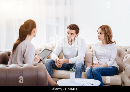 Trostlos junges Paar Besuch ein Psychologe Stockfoto