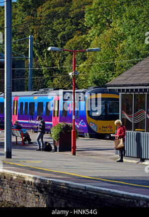 Passagiere warten auf die Plattform. Oxenholme Bahnhof, Oxenholme, Cumbria, England, Vereinigtes Königreich, Europa. Stockfoto