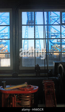 Die Schwebefähre über den Abschlägen in Middlesbrough gesehen aus dem verwinkelten Haus, aus dem die Bewegung der Gondel durch Elektromotoren angetrieben wird. Stockfoto