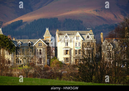 Keswick Hotels und Unterkunft mit Fjälls im Hintergrund. Stockfoto