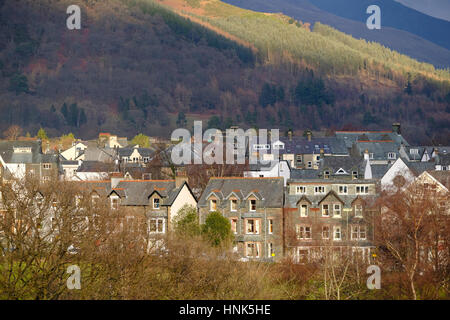 Keswick Hotels und Unterkunft mit Fjälls im Hintergrund. Stockfoto