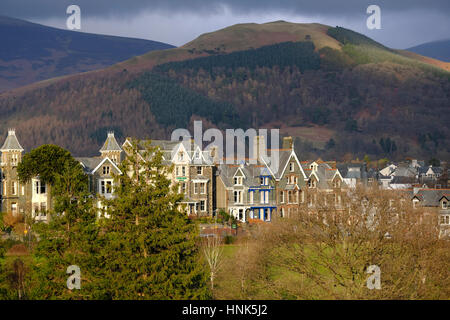 Keswick Hotels und Unterkunft mit Fjälls im Hintergrund. Stockfoto