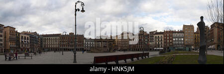 Blick auf Plaza del Castillo, der Schlossplatz, das Nervenzentrum der Stadt Pamplona, Bühne für Stierkämpfe bis 1844 und Treffpunkt für einheimische Stockfoto