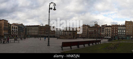 Blick auf Plaza del Castillo, der Schlossplatz, das Nervenzentrum der Stadt Pamplona, Bühne für Stierkämpfe bis 1844 und Treffpunkt für einheimische Stockfoto