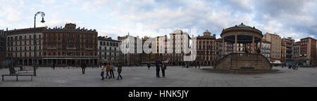 Blick auf Plaza del Castillo, der Schlossplatz, das Nervenzentrum der Stadt Pamplona, Bühne für Stierkämpfe bis 1844 und Treffpunkt für einheimische Stockfoto