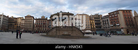 Blick auf Plaza del Castillo, der Schlossplatz, das Nervenzentrum der Stadt Pamplona, Bühne für Stierkämpfe bis 1844 und Treffpunkt für einheimische Stockfoto